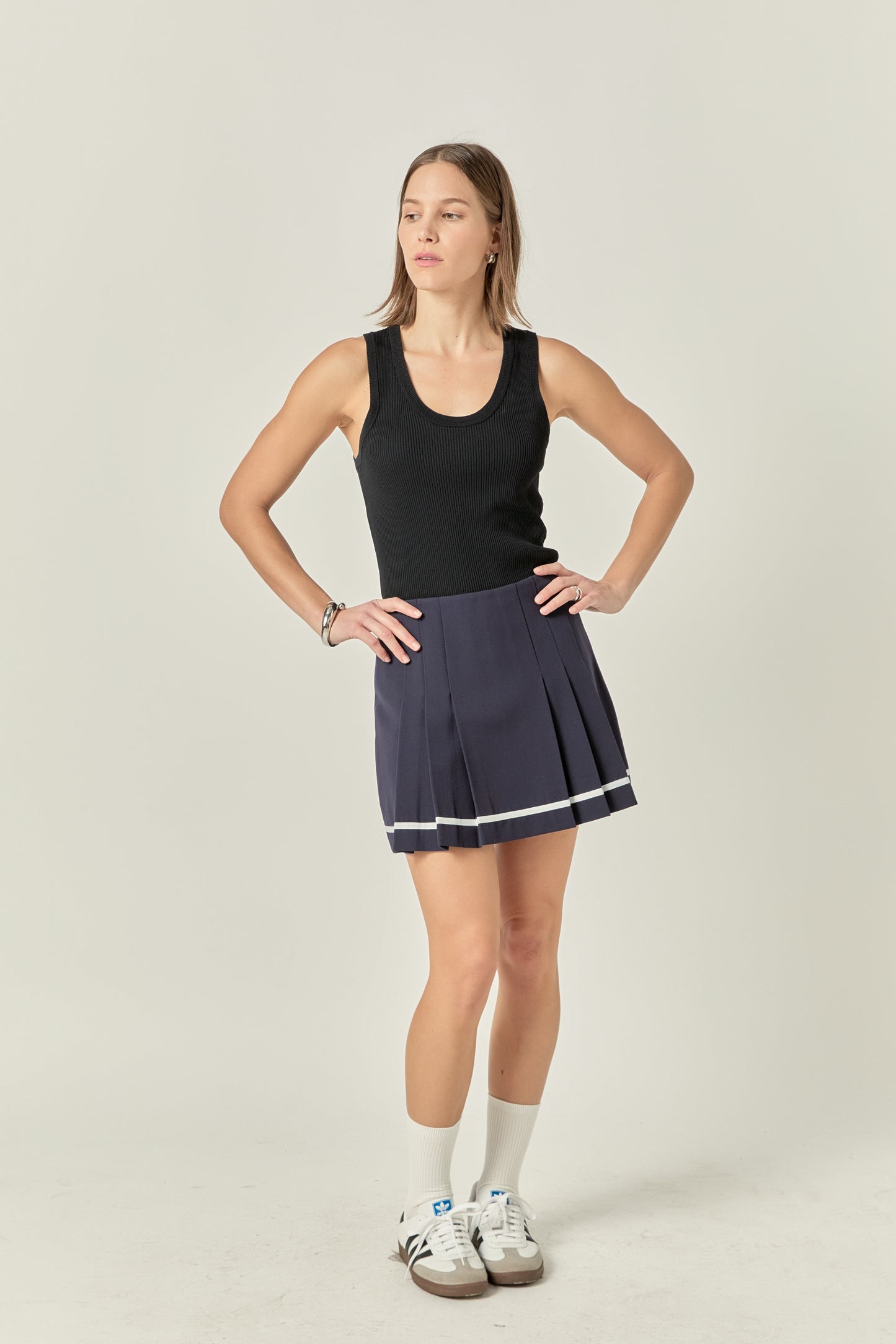 Pleated Contrast Mid-Rise Skort