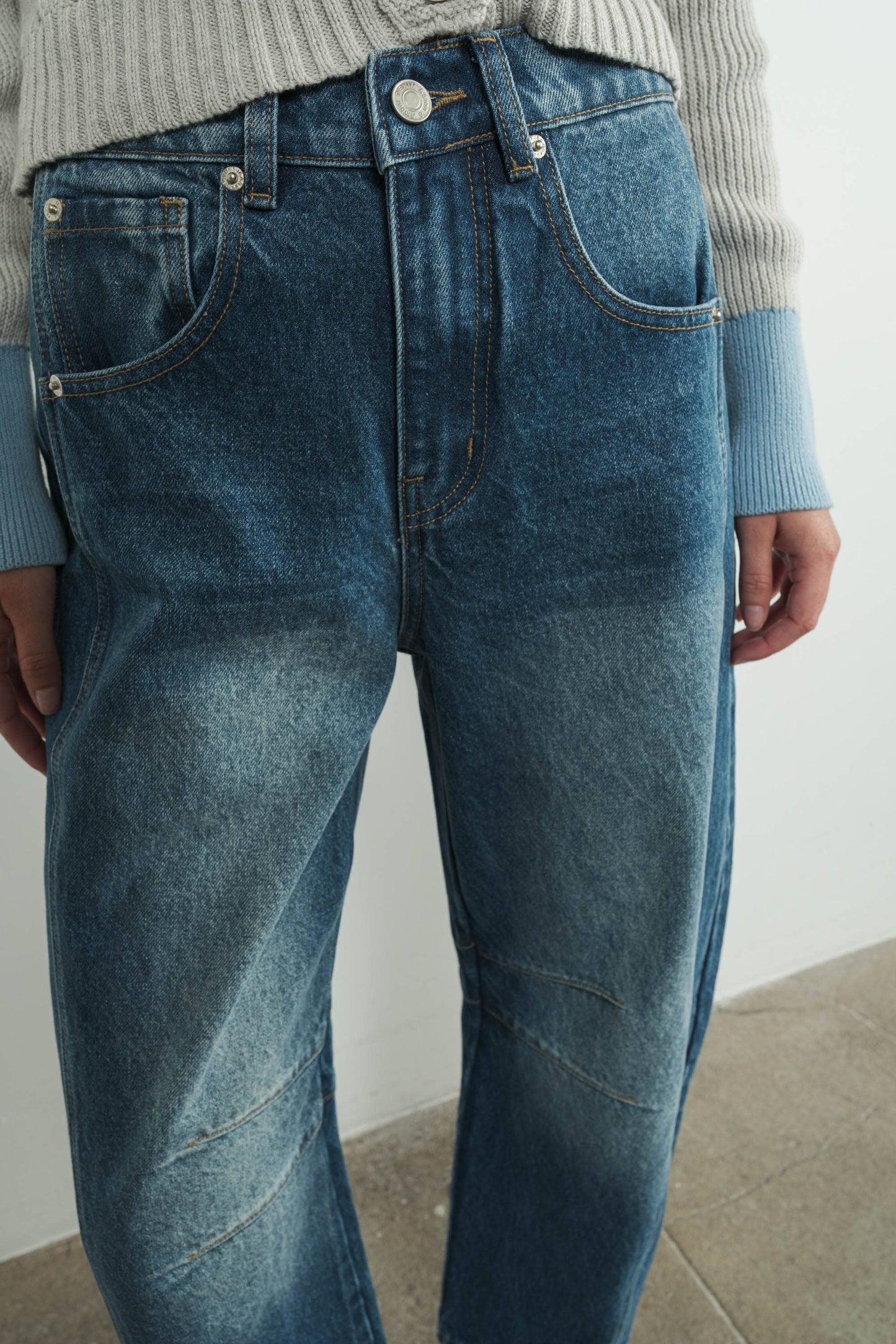 Relaxed Fit Cropped Barrel Jeans