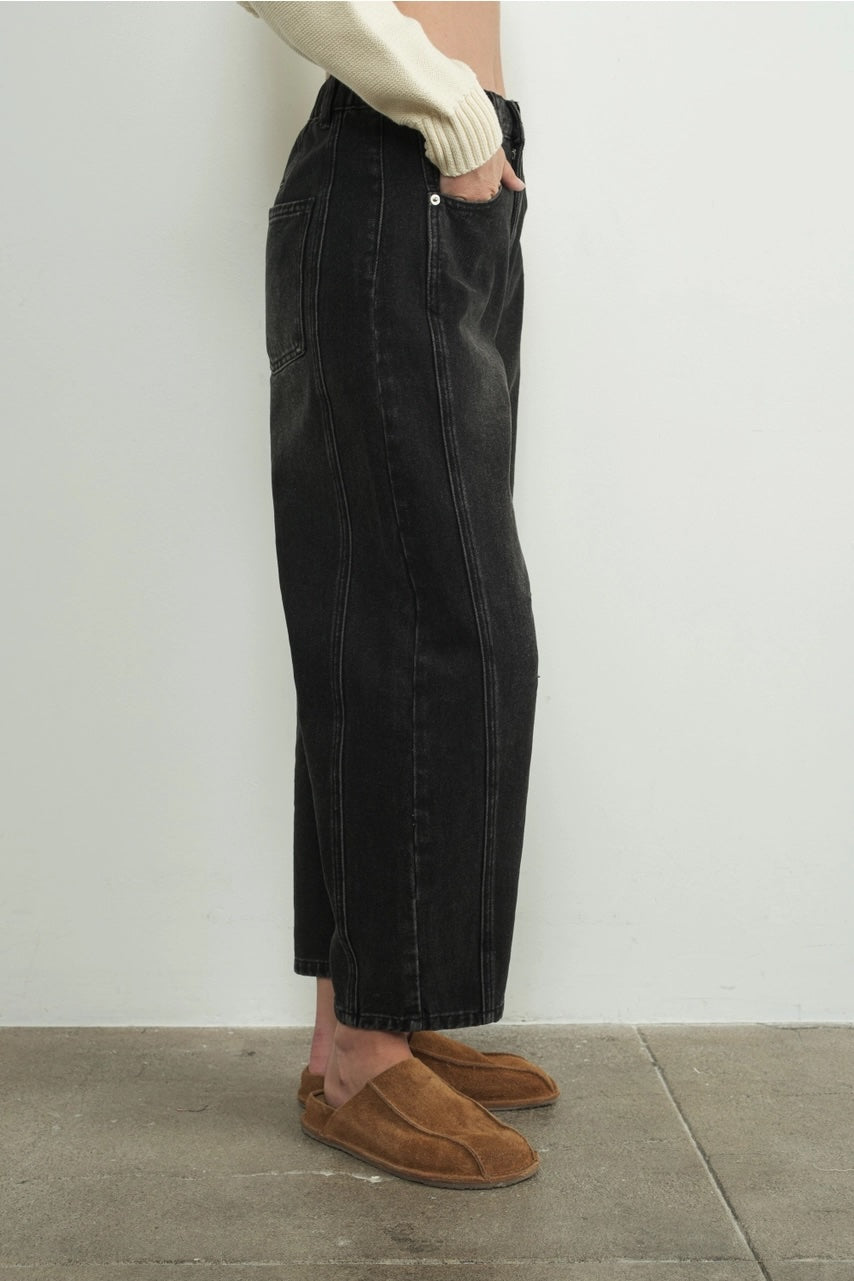 Relaxed Fit Cropped Barrel Jeans